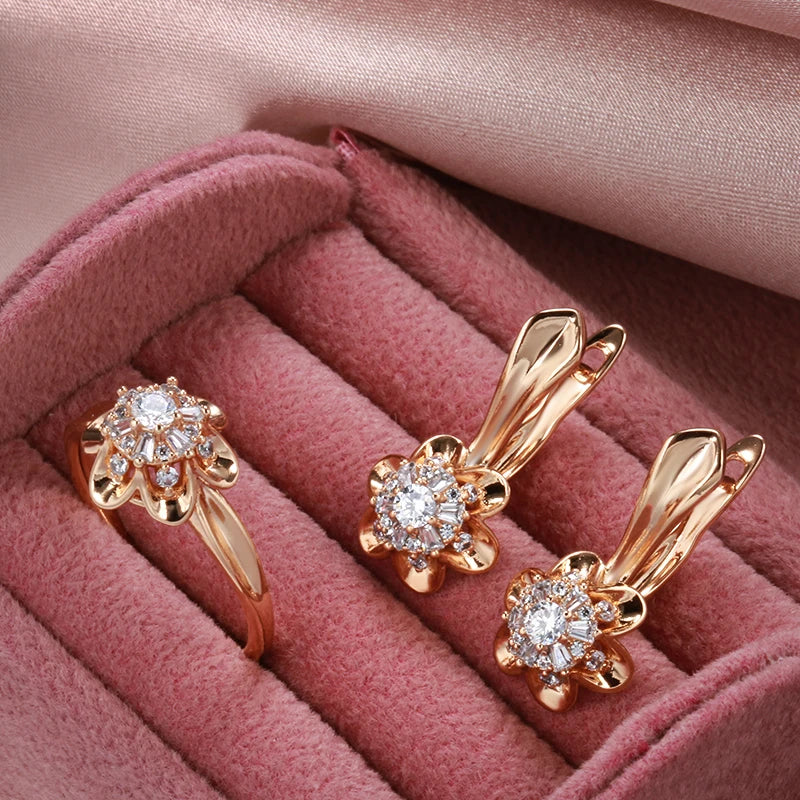 Conjunto de Brincos e Anel Flor de Lírio com Zircônias Cravejadas, Acabamento em Ouro Rosé 14K