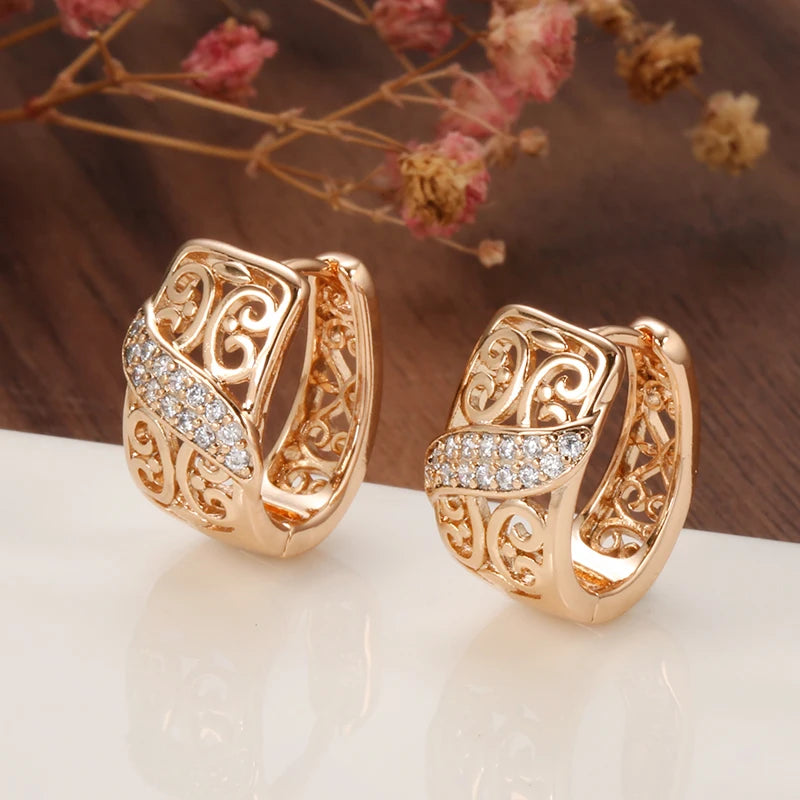 Conjunto de Brincos e Anel com Arabescos Florais Vazados e Zircônias Cravejadas, Acabamento em Ouro Rosé 14K