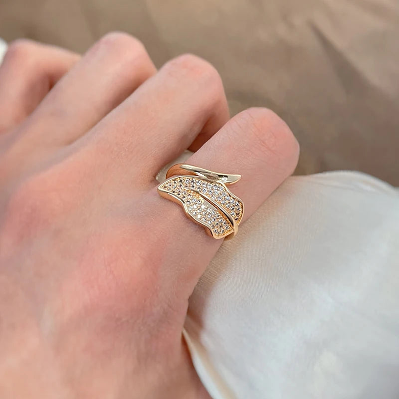 Conjunto de Joias com Brincos e Anel em Design de Folha Estilizada Cravejado de Zircônias, Acabamento em Ouro Rosé 14K