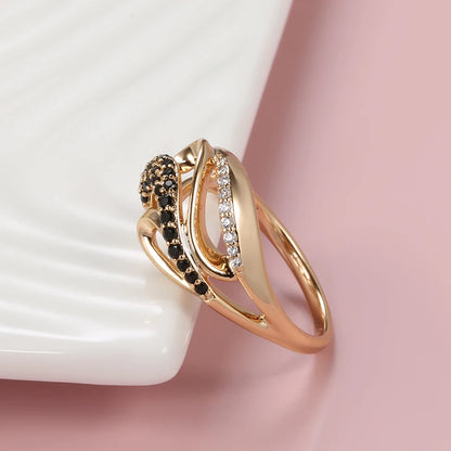 Anel Requintado Estilo Gótico com Linhas Curvas Cravejadas de Zircônias Naturais e Pretas, Acabamento em Ouro Rosé 14K