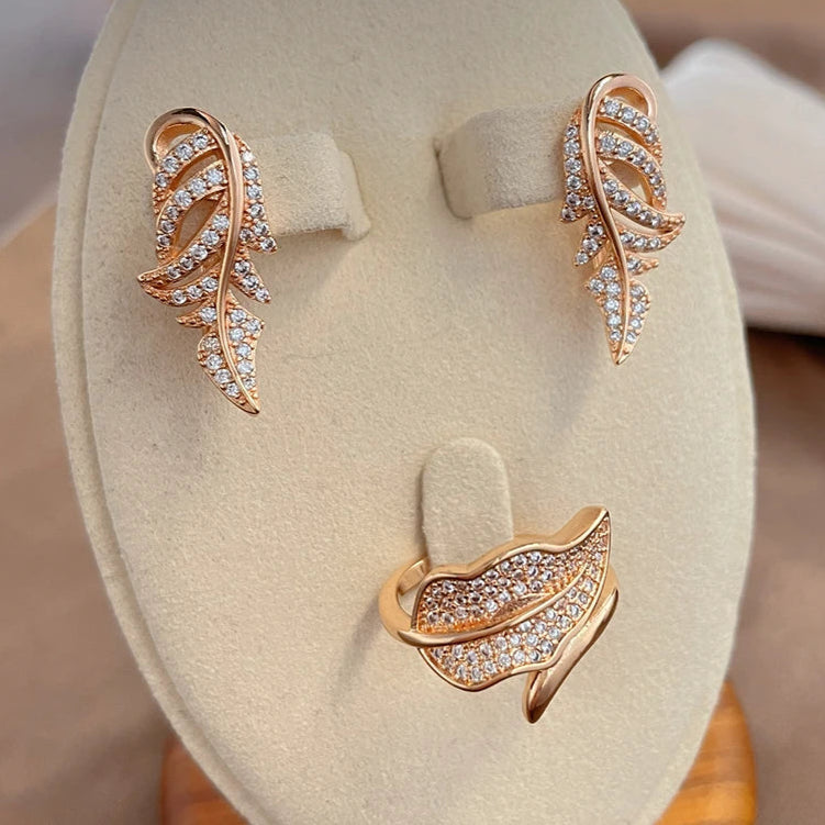 Conjunto de Joias com Brincos e Anel em Design de Folha Estilizada Cravejado de Zircônias, Acabamento em Ouro Rosé 14K