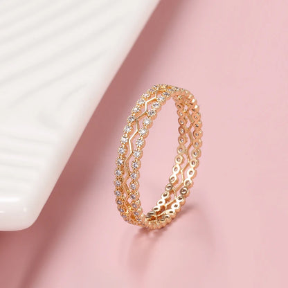 Anel Luxuoso com Duas Fileiras de Zircônias e Design Vazado em Zig-Zag, Acabamento em Ouro Rosé 14K