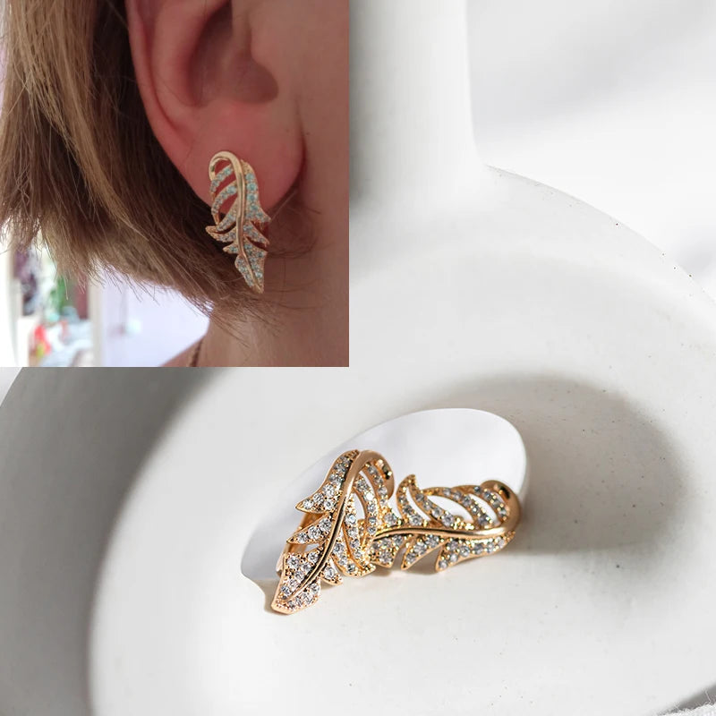 Conjunto de Joias com Brincos e Anel em Design de Folha Estilizada Cravejado de Zircônias, Acabamento em Ouro Rosé 14K