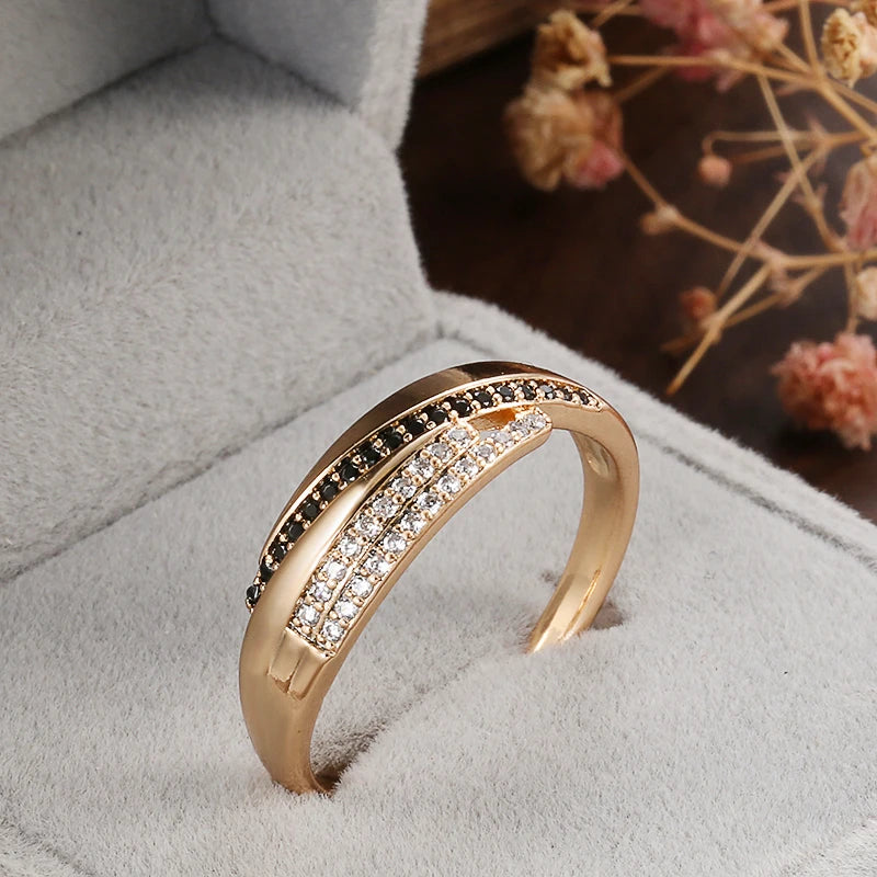 Conjunto de Brincos e Anel Curvados com Zircônias Brancas e Negras, Acabamento em Ouro Rosé 14K