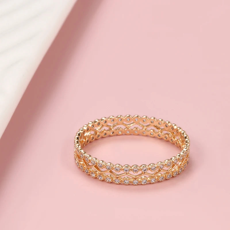 Anel Luxuoso com Duas Fileiras de Zircônias e Design Vazado em Zig-Zag, Acabamento em Ouro Rosé 14K