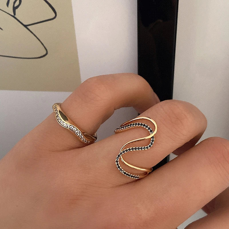 Conjunto de Brincos e Anel com Design em "S" e Zircônias Naturais e Pretas Cravejadas, Acabamento em Ouro Rosé 14K