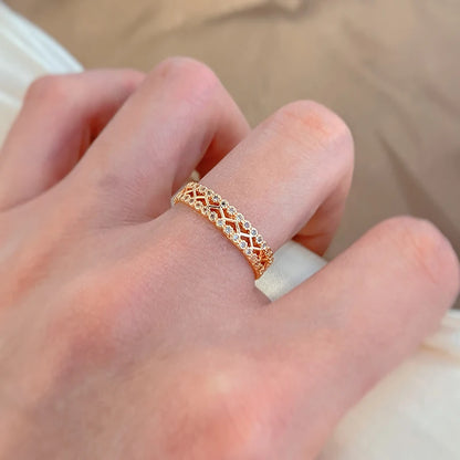 Anel Luxuoso com Duas Fileiras de Zircônias e Design Vazado em Zig-Zag, Acabamento em Ouro Rosé 14K