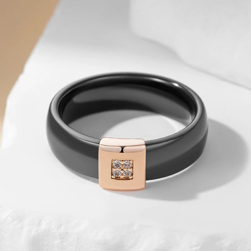 Anel Sofisticado com Acabamento em Cerâmica, Design Quadrado Cravejado de Zircônias e Ouro Rosé 14K