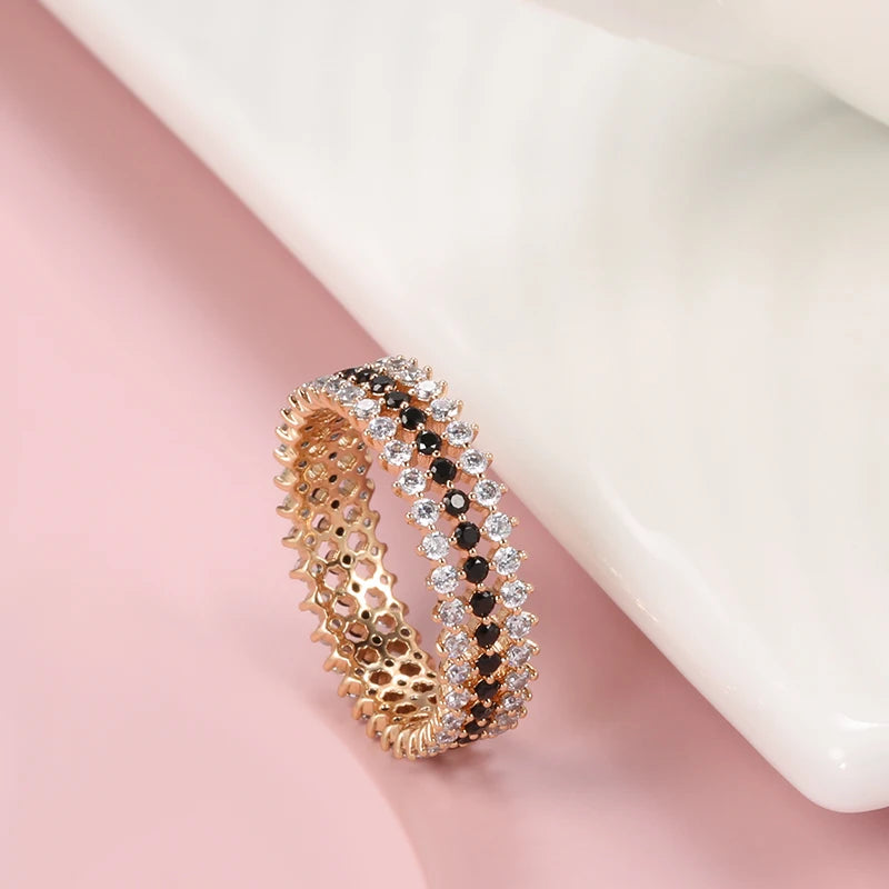 Anel Luxuoso com Três Fileiras de Zircônias em Contraste Sofisticado, Acabamento em Ouro Rosé 14K