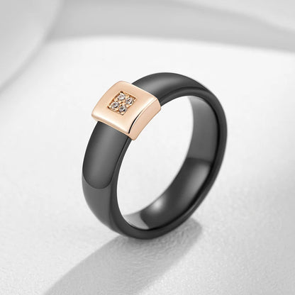 Anel Sofisticado com Acabamento em Cerâmica, Design Quadrado Cravejado de Zircônias e Ouro Rosé 14K