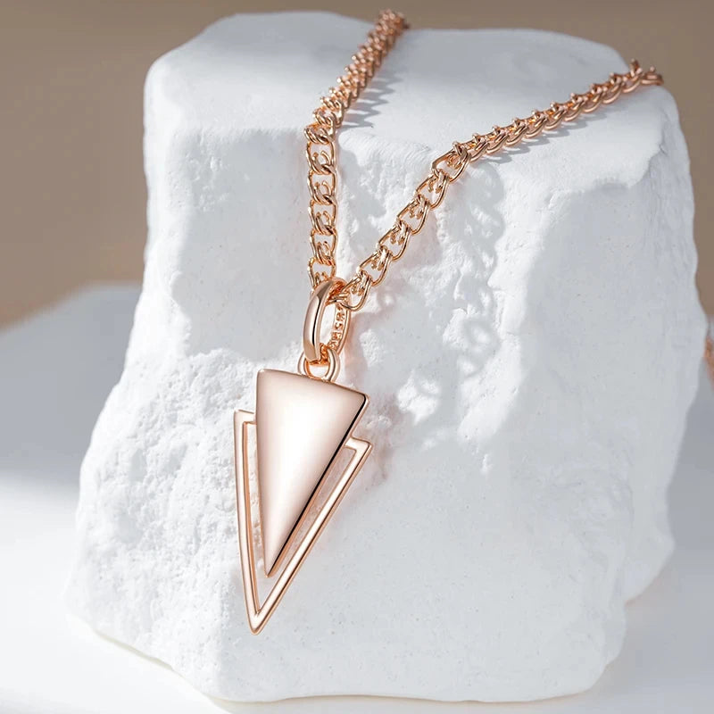 Colar Geométrico Minimalista com Acabamento em Ouro Rosé 14K Design Triangular