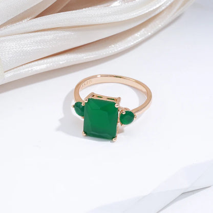 Anel Minimalista com Zircônia Verde Quadrada Central e Laterais Redondas, Acabamento em Ouro Rosé 14K