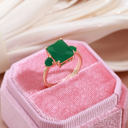 Anel Minimalista com Zircônia Verde Quadrada Central e Laterais Redondas, Acabamento em Ouro Rosé 14K