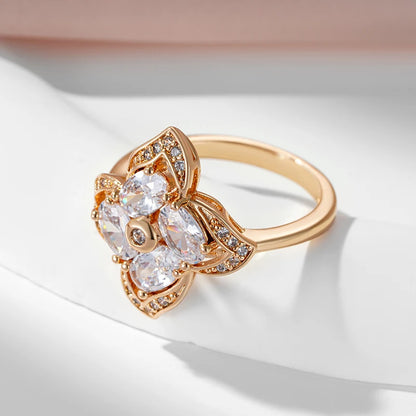 Anel Elegante de Trevo de Quatro Folhas com Zircônias Naturais e Bordas Cravejadas, Acabamento em Ouro Rosé 14K