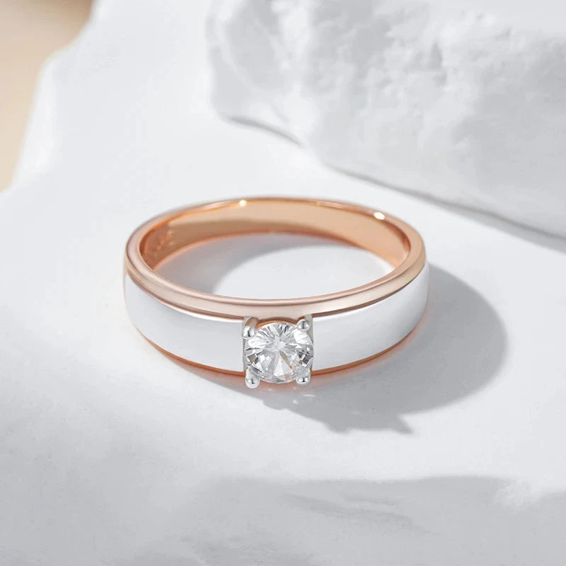 Anel Minimalista com Acabamento Prata na Parte Superior, Zircônia Central e Acabamento em Ouro Rosé 14K