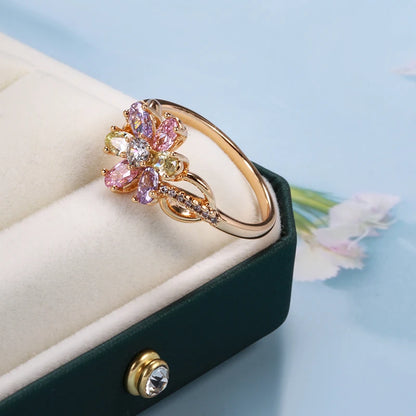 Anel Delicado com 6 Zircônias em Formato de Estrela Multicoloridas e Detalhes de Zircônias Cravejados, Acabamento em Ouro Rosé 14K