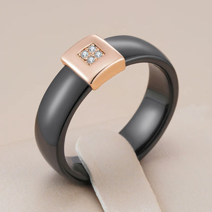 Anel Sofisticado com Acabamento em Cerâmica, Design Quadrado Cravejado de Zircônias e Ouro Rosé 14K