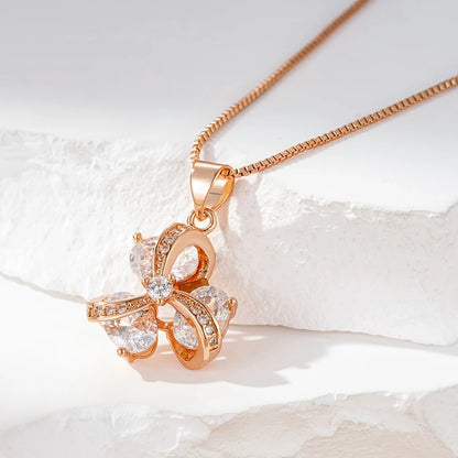 Colar de Flor com Design de Três Pétalas e Acabamento em Ouro Rosé 14K Cravejado de Zircônias