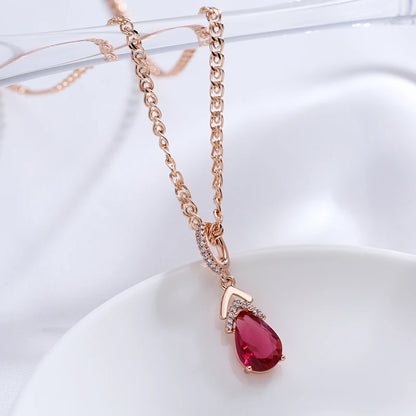 Colar com Zircônia Vermelha em Formato de Gota e Detalhes Cravejados de Zircônias com Acabamento em Ouro Rosé 14K