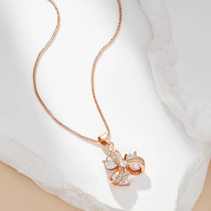 Colar de Flor com Design de Três Pétalas e Acabamento em Ouro Rosé 14K Cravejado de Zircônias