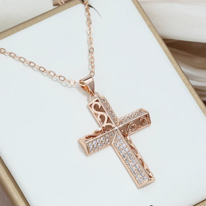 Colar de Crucifixo com Design Triangular Elevado e Acabamento em Ouro Rosé 14K