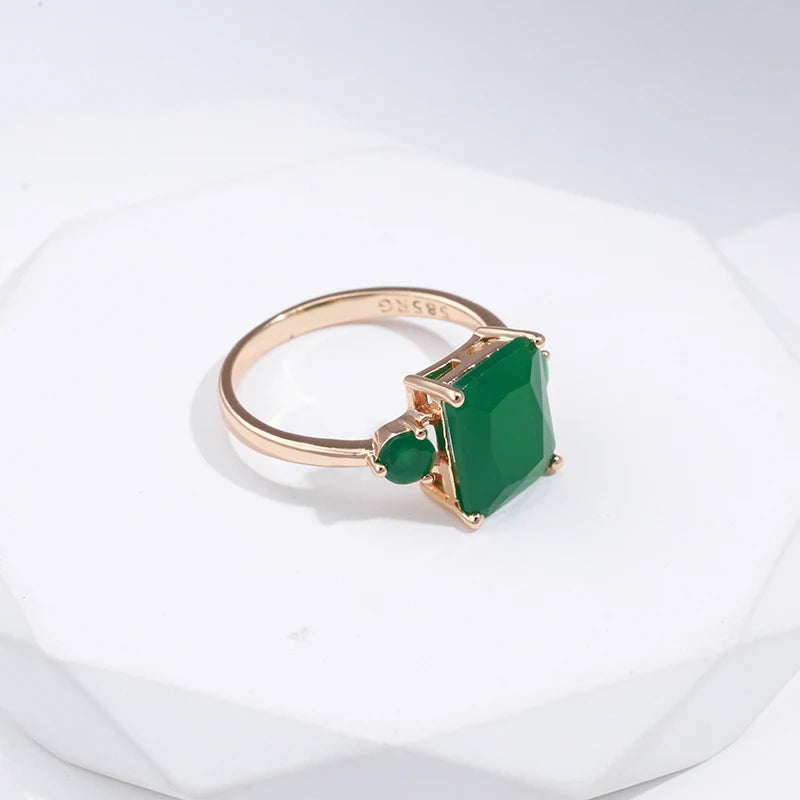 Anel Minimalista com Zircônia Verde Quadrada Central e Laterais Redondas, Acabamento em Ouro Rosé 14K