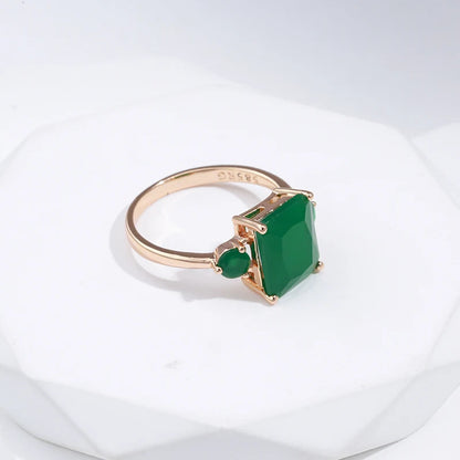 Anel Minimalista com Zircônia Verde Quadrada Central e Laterais Redondas, Acabamento em Ouro Rosé 14K