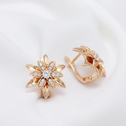 Par de Brincos Elegantes de Flor Ruscus Cravejada com Zircônias e Acabamento em Ouro Rosé 14K