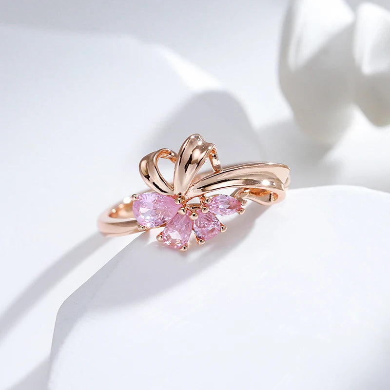 Anel Elegante com Design de Linhas Curvas e Zircônias em Rosa Choque, Acabamento em Ouro Rosé 14K