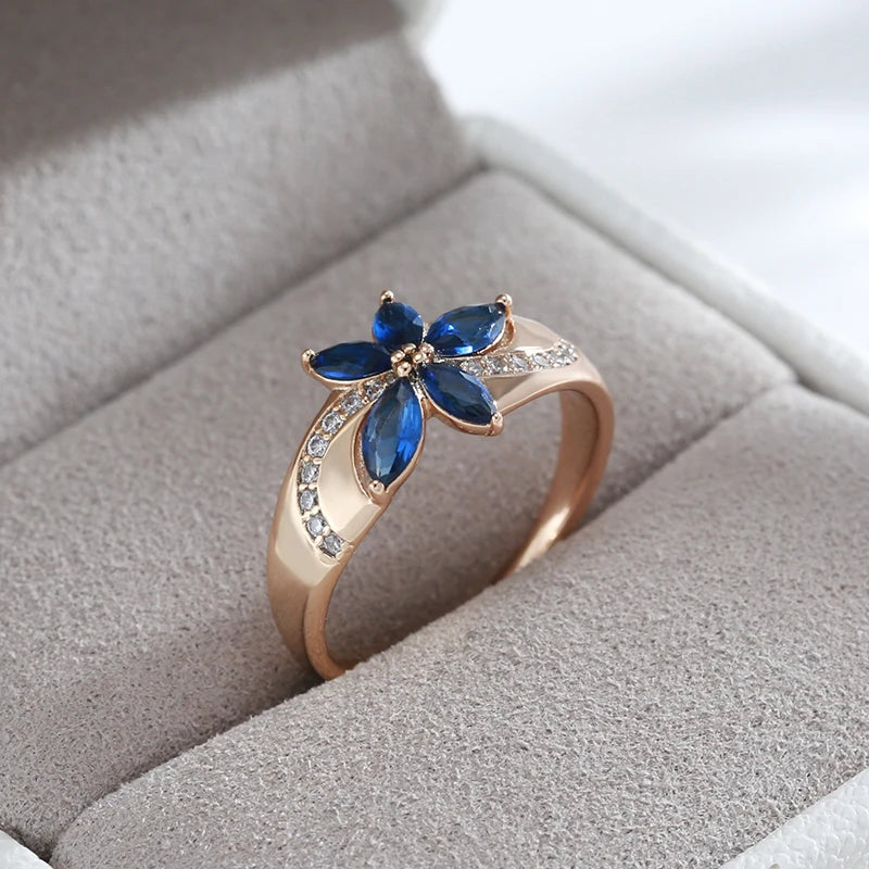 Anel Vintage com Flor de 5 Pétalas de Zircônia Azul e Detalhes de Zircônias Cravejadas, Acabamento em Ouro Rosé 14K