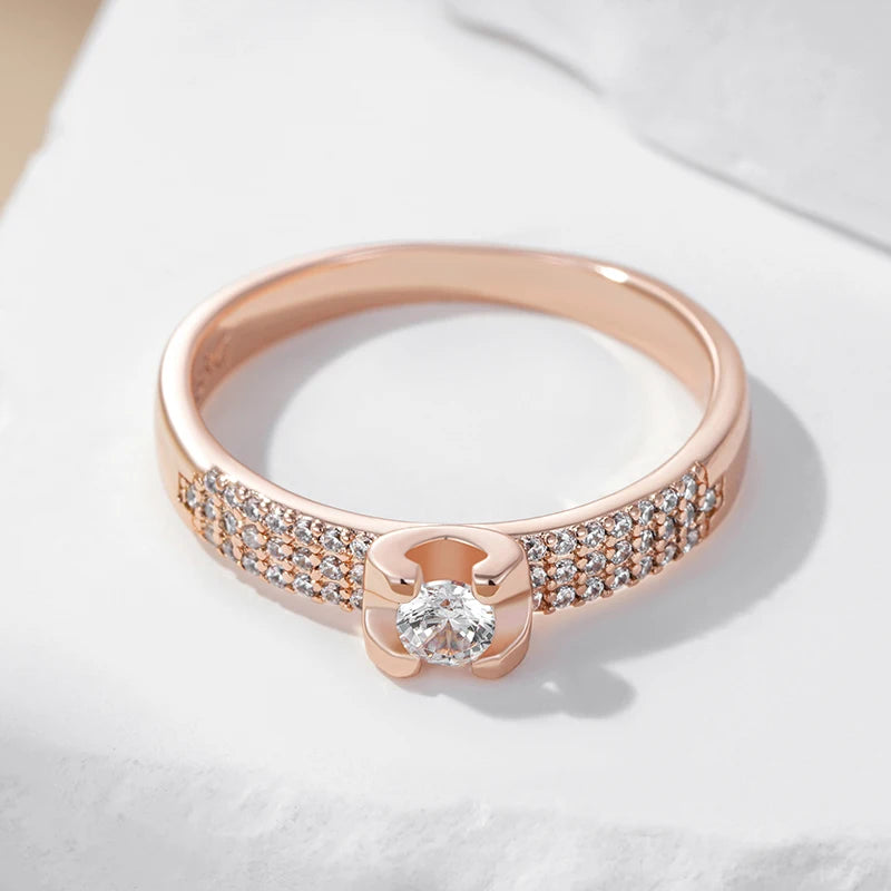 Anel Brilhante Minimalista com Zircônia Diamante Central, Cravejado de Zircônias, Acabamento em Ouro Rosé 14K