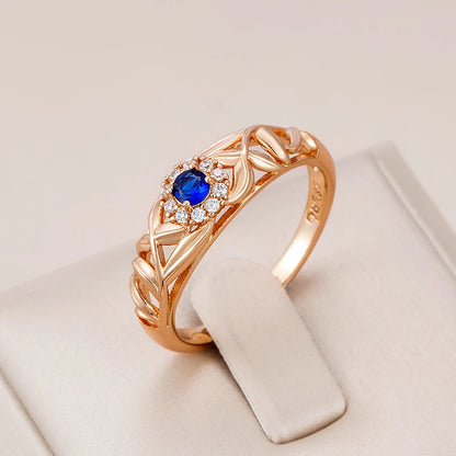 Anel Encantado com Design Vazado de Folhas e Zircônia Azul Central, Acabamento em Ouro Rosé 14K