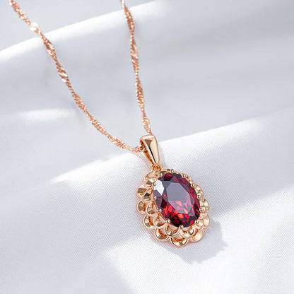 Colar Luxuoso de Flor com Acabamento em Ouro Rosé 14K com Zircônia Vermelha Central