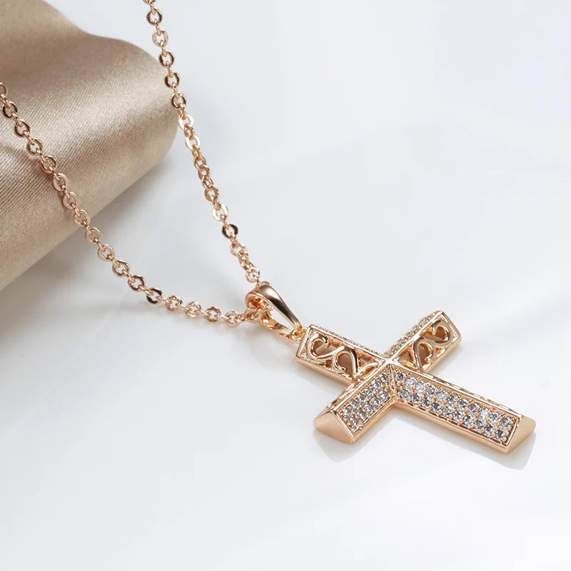 Colar de Crucifixo com Design Triangular Elevado e Acabamento em Ouro Rosé 14K