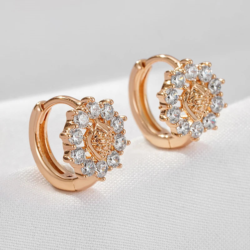 Par de Brincos de Flor Redonda Cravejada de Zircônias com Acabamento em Ouro Rosé 14K