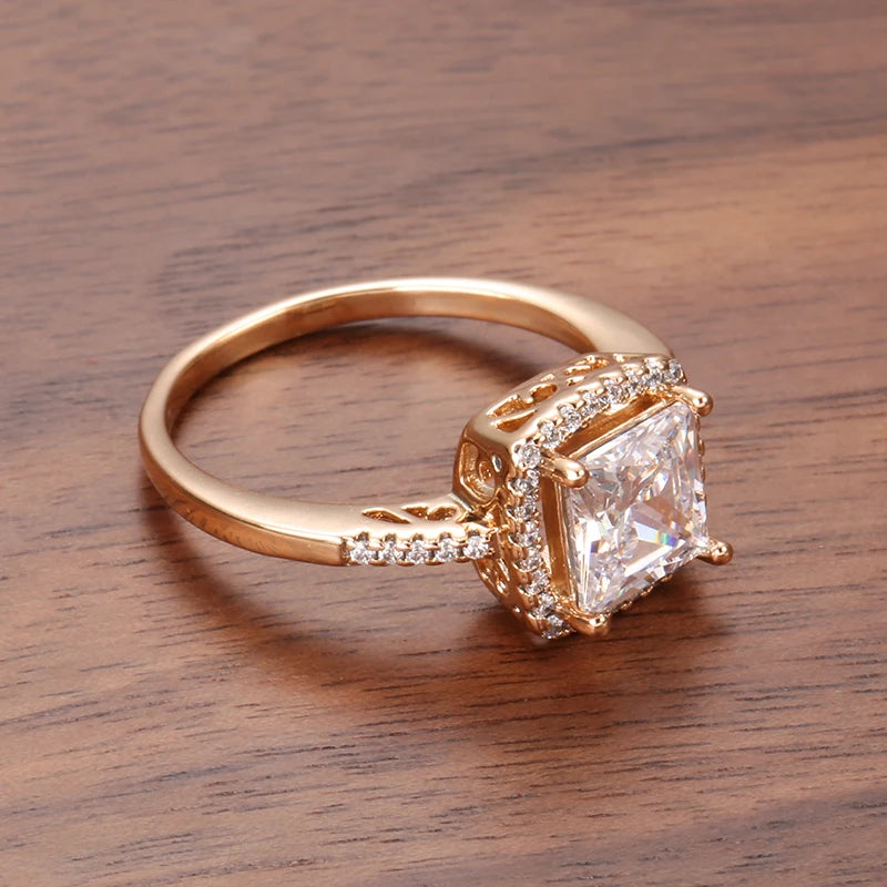 Anel Refinado com Design Quadrado, Zircônia Interna e Bordas Cravejadas, Acabamento em Ouro Rosé 14K