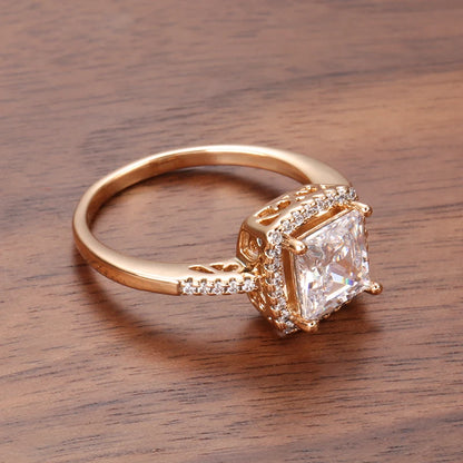 Anel Refinado com Design Quadrado, Zircônia Interna e Bordas Cravejadas, Acabamento em Ouro Rosé 14K