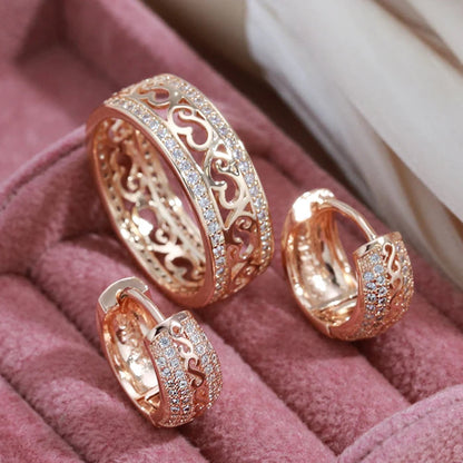 Conjunto de Brincos e Anel com Arabescos Vazados e Bordas Cravejadas de Zircônias, Acabamento em Ouro Rosé 14K