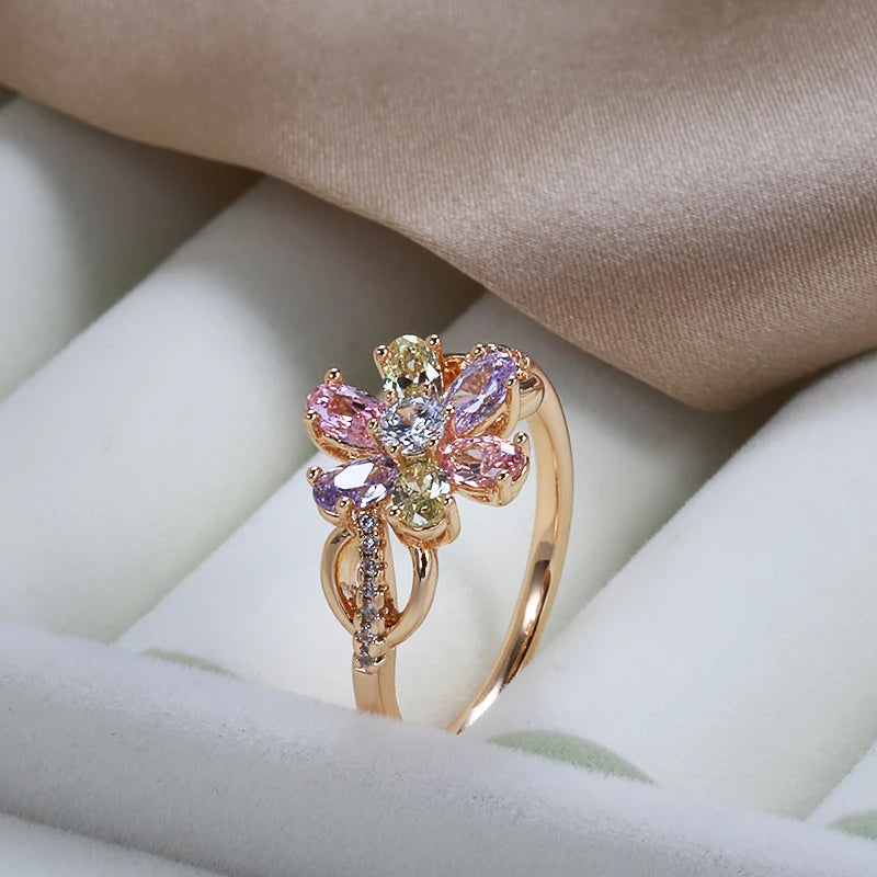 Anel Delicado com 6 Zircônias em Formato de Estrela Multicoloridas e Detalhes de Zircônias Cravejados, Acabamento em Ouro Rosé 14K