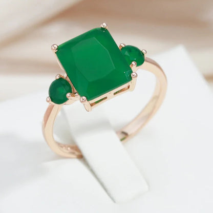 Anel Minimalista com Zircônia Verde Quadrada Central e Laterais Redondas, Acabamento em Ouro Rosé 14K