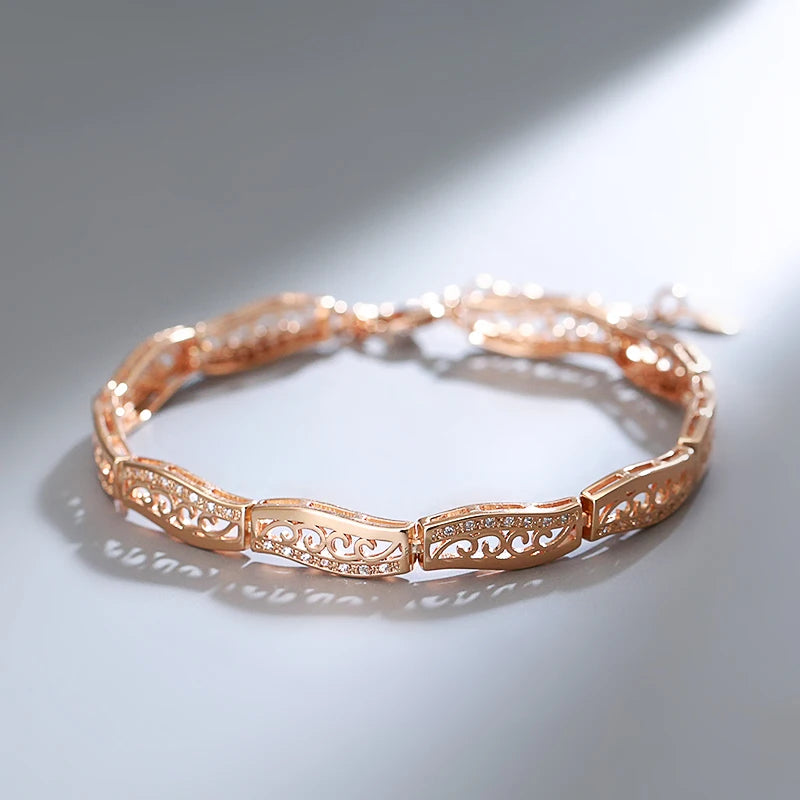 Pulseira Sofisticada com Arabescos Vazados e Zircônias Cravejadas, Acabamento em Ouro Rosé 14K