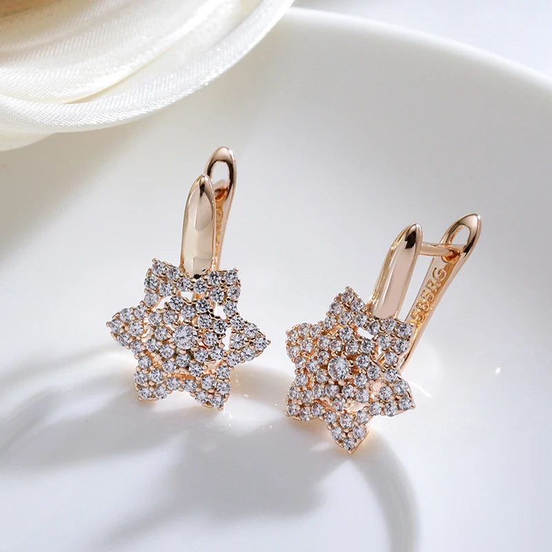 Par de Brincos Elegantes de Estrela Cravejados com Zircônias e Acabamento em Ouro Rosé 14K