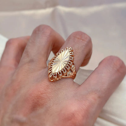 Anel Oval com Bordas Vazadas e Meio Ondulado Circular, Acabamento em Ouro Rosé 14K