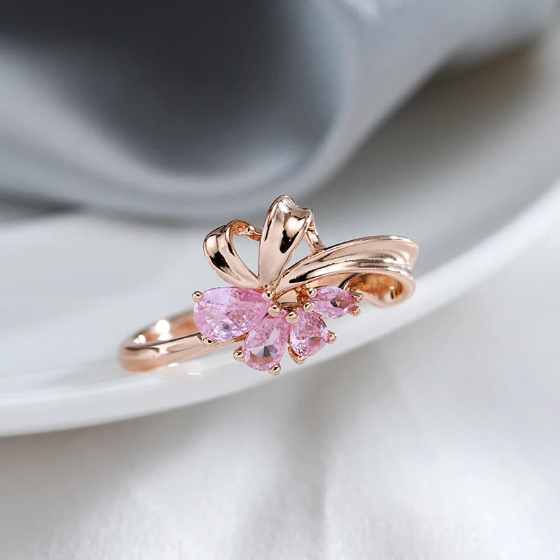 Anel Elegante com Design de Linhas Curvas e Zircônias em Rosa Choque, Acabamento em Ouro Rosé 14K