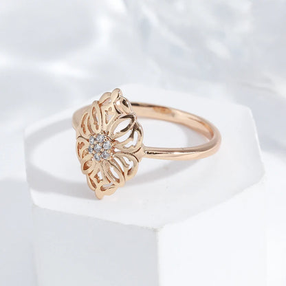 Anel Elegante de Flor Vazada com Zircônia Central e Acabamento em Ouro Rosé 14K