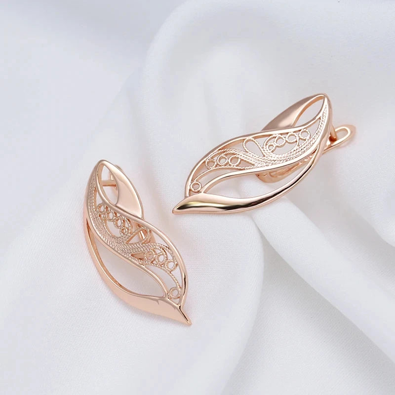 Conjunto de Joias com Brincos e Colar de Filigrana Estilizada, Acabamento em Ouro Rosé 14K