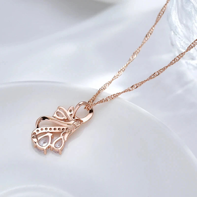 Colar Elegante com Design de Linhas Curvas e Acabamento em Ouro Rosé 14K Cravejado de Zircônias