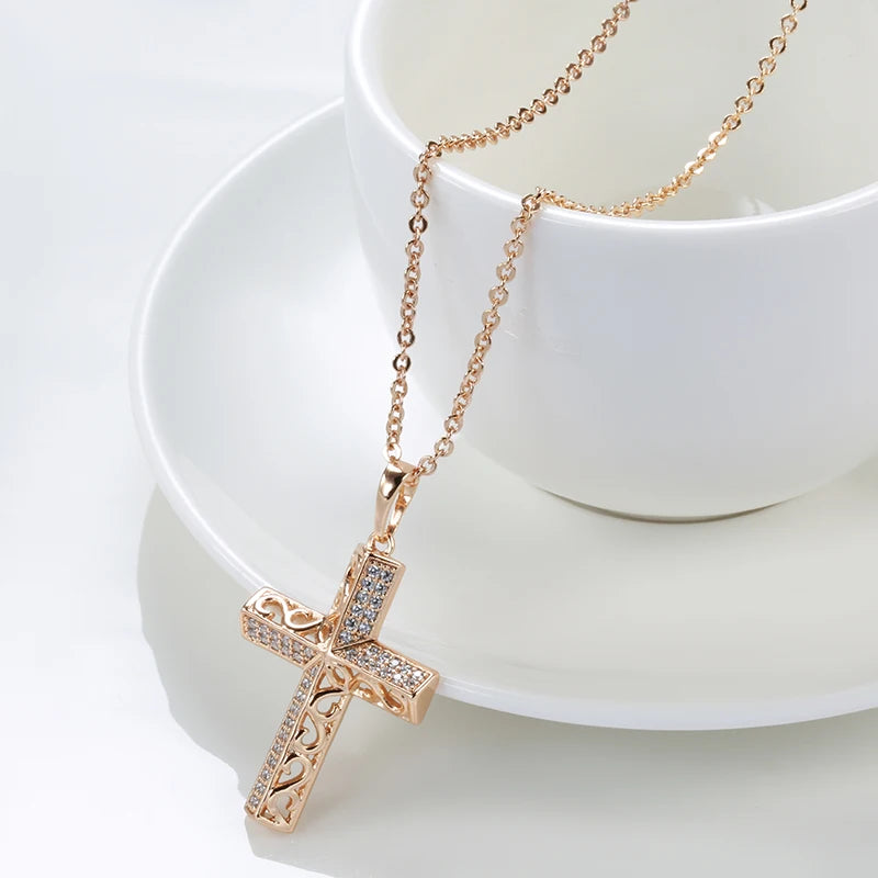 Colar de Crucifixo com Design Triangular Elevado e Acabamento em Ouro Rosé 14K