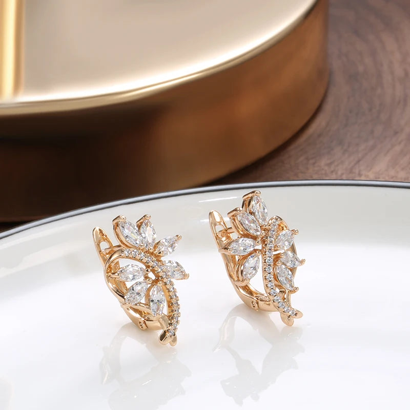 Par de Brincos de Flor com Pétalas de Zircônia e Acabamento em Ouro Rosé 14K