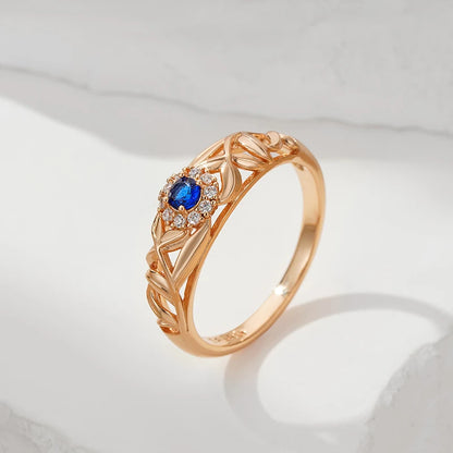 Anel Encantado com Design Vazado de Folhas e Zircônia Azul Central, Acabamento em Ouro Rosé 14K